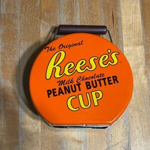Reese's Peanut Butter Cup Tin lunchbox
